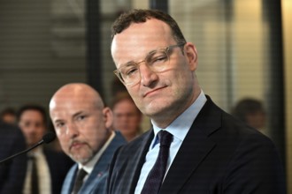 On the right, the chairman of the CDU/CSU parliamentary group, Jens Spahn (CDU), and his deputy