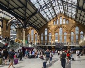 Concourse busy with passengers, Liverpool Street railway station, London, England, UK