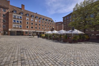 Bratwurst Röslein, restaurant, outdoor area, gastronomy, parasols, square, cobblestones, blue sky,