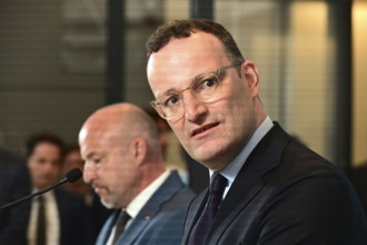 On the right, the chairman of the CDU/CSU parliamentary group, Jens Spahn (CDU), and his deputy