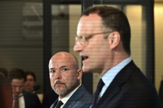 On the right, the chairman of the CDU/CSU parliamentary group, Jens Spahn (CDU), and his deputy