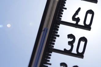 Symbolic image of heat: thermometer in front of a cloudless sky. In Mannheim, temperatures are