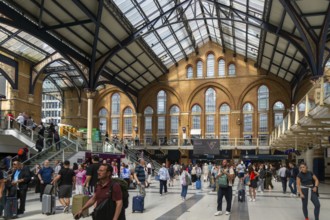 Concourse busy with passengers, Liverpool Street railway station, London, England, UK