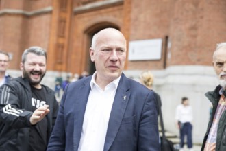 Kai Wegner (Governing Mayor of Berlin) in front of raising the rainbow flag for Pride Week in front