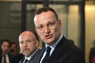 On the right, the chairman of the CDU/CSU parliamentary group, Jens Spahn (CDU), and his deputy