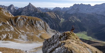 Mountaineers on a hiking trail at the Gamsjoch, picturesque mountain landscape in autumn, view of