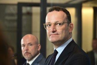 On the right, the chairman of the CDU/CSU parliamentary group, Jens Spahn (CDU), and his deputy