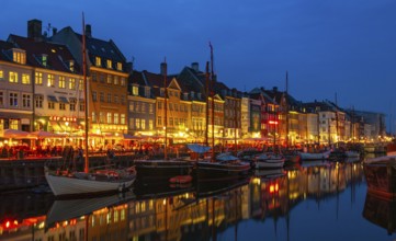 A picture of the Nyhavn port and pier (Copenhagen), at night