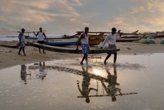 Fishermen at work in Kovalam or Covelong beach near Chennai, Tamil Nadu, India, Asia