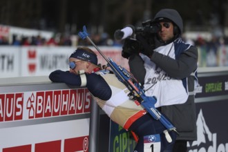 Ready to go, the new pursuit world champion Johannes Thingnes Boe Norway has to lean on the railing