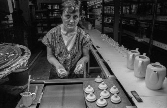 Germany, Kahla, 20.12.1991, Porzellanwerk Kahla, worker in the production of jugs