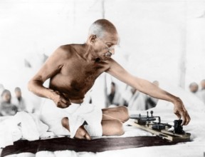 Indian freedom fighters, mahatma gandhi spinning, india, asia, 1940