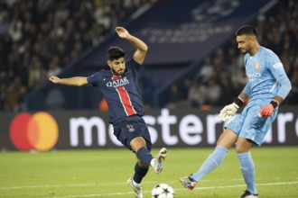 Football match, goalkeeper Paulo GAZZANIGA Girona FC passes the ball to the left, Marco ASENSIO