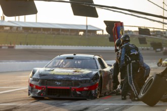 Noah Gragson and crew make a pit stop for the Iowa Corn 350 Powered by Ethanol in Newton, IA, USA
