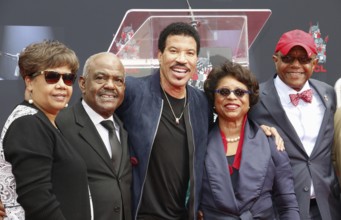 Lionel Richie at Lionel Richie Hand And Footprint Ceremony held at the TCL Chinese Theatre in
