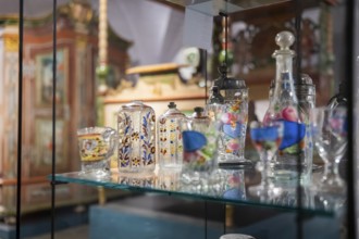 In the atmospheric setting of the Jägerhof, virtuoso and naive folk art from Saxony can be seen in