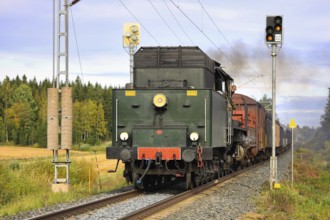 Hr1 class steam locomotive Ukko-Pekka 1009 pulling carriages between Urjala and Humppila, Finland.