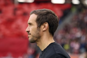 Head coach / coach Julian Schuster (SC Freiburg) at the minute of silence for the Holocaust in