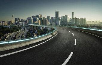 Blaue Neon Licht Design Autobahnüberführung mit modernem Stadthintergrund . Abendszene