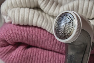 Anti-pilling razor. Device for shaving clothes. Anti-Plush fabric Shaver. Electric portable sweater