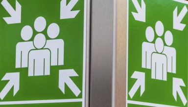 Schild Fluchtsammlung, Symbol für Not, Rettung, Orientierung, Österreich