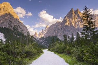 Hiking in Val Fiscalina in South Tyrol with a view of the mountains