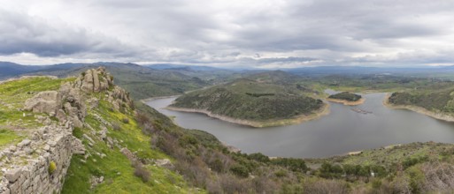 A panorama picture of the Kestel Dam and the landscape around it, with some ruins of the Pergamon