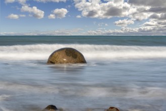 Scenic Moeraki Boulders at the east coast of New Zealands South Island