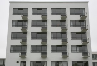 Dessau, Bauhaus, Prellerhaus 1925-26 by Walter Gropius, façade detail from the east