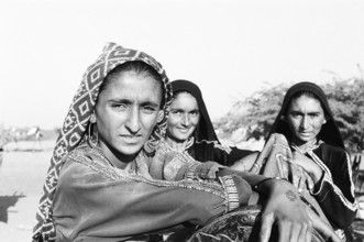 Rabari women of tunda wandh traditionally dressed in black, Kutch district, Gujarat, India NO MR