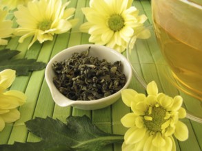 Green tea with chrysanthemum blossoms
