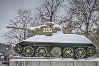 Winter, snow, T-34/76 tank, Soviet memorial, Straße des 17. Juni, Tiergarten, Berlin, Germany
