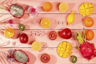 Drachenfrucht, Pitaya, Mango, Kiwi, Avocado, Äpfel, Zitrusfrüchte und Orangen auf einem sonnigen
