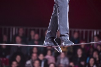 Ein Mann geht in einem Seil in einem Zirkus