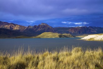 Huge lake with azure water, arid steppe of Patagonia and the steep slopes of cold mountains. Los