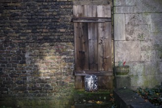 Germany, Berlin, 19.11.2023, Weißensee Jewish Cemetery, door, gate in the cemetery wall