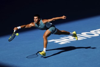 MELBOURNE, AUSTRALIA - JANUARY 19: Carlos Alcaraz of Spain hits a forehand to Jack Draper of Great