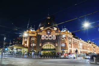 MELBOURNE, AUSTRALIA - OCTOBER 10, 2024: Melbourne's Flinders Station at dusk and rush hour with