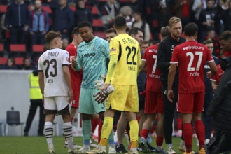 In the end and after the 0:3, goalkeeper Noah Atubolu (SC Freiburg) could only congratulate his