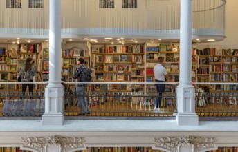 A picture of the interior of the Carturesti Carusel Bookstore