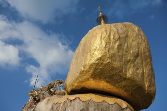01.02.2017, Kyaikto, Republic of the Union of Myanmar, Asia, The Golden Rock with the Kyaiktiyo