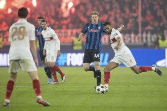 Football match, Marco BRESCIANINI Atalanta Bergamo centre tries to stop Josha VAGNOMAN VFB