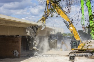 Demolition work continues after the partial collapse of the Carola Bridge. Further bridge segments
