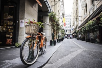 MELBOURNE, AUSTRALIA, MARCH 26 2023: Melbourne's famous Degraves St with bike on an overcast autmn