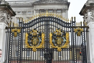 Royal coat of arms on Tor tor, Buckingham Palace, London, London region, England, United Kingdom,