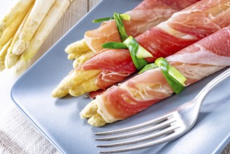 Asparagus ham rolls with strawberries and hollandaise