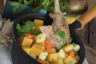 Goose - soup with red wine and thyme