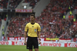 Referee: Daniel Siebert (Berlin) at the match of the 1st FBL: 24-25: 3rd Sptg. SC Freiburg - VfL