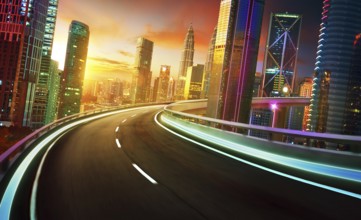 Autobahnüberführung Bewegungsunschärfe mit Stadtsilhouette und städtischen Wolkenkratzern