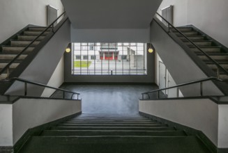 Dessau, Bauhaus, Walter Gropius 1925-26, staircase with view of the former vocational school